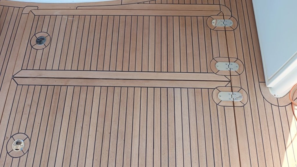Κατάστρωμα teak σε σκάφος, από τις ξυλουργικές εργασίες της Technical Yacht Services