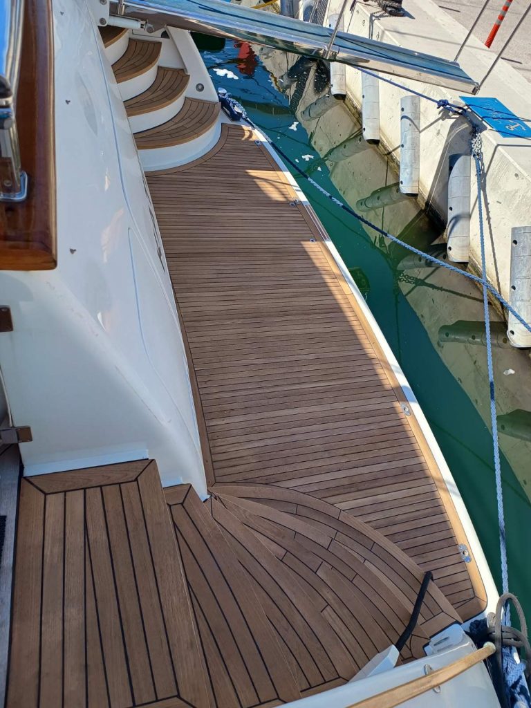 Εργασίες καταστρώματος teak σε yacht – φωτογραφία έργου